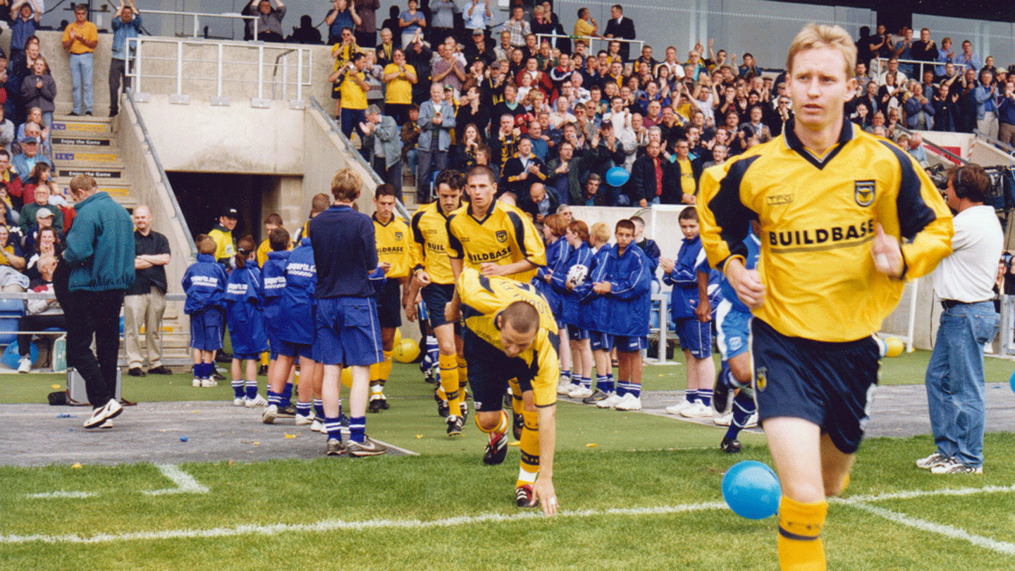 p22-Oxford-v-Rochdale-2001---United-take-to-the-pitch-for-the-first-time-at-the-Kassam-Stadium.gif